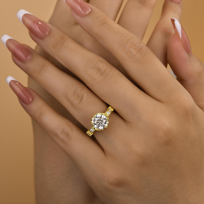 Beautiful 2.0 Carat Round Cut Vintage Ring