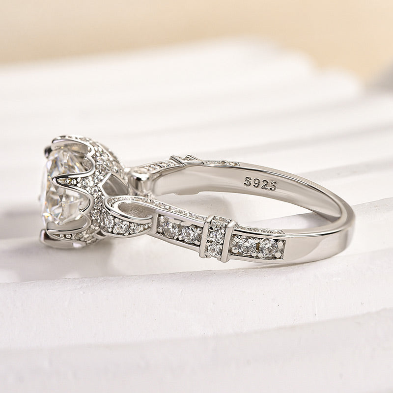 Beautiful 2.0 Carat Round Cut Vintage Ring