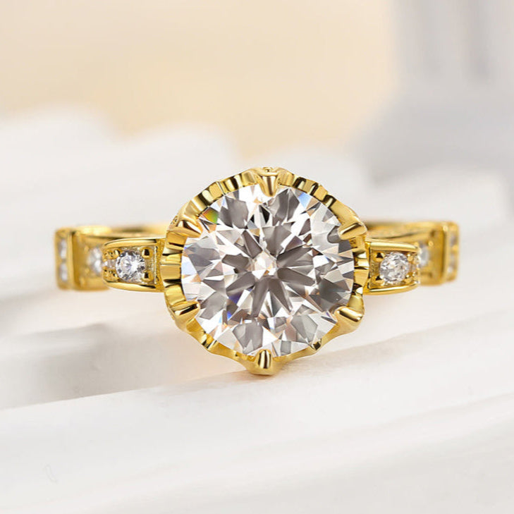Beautiful 2.0 Carat Round Cut Vintage Ring